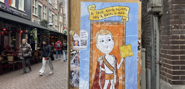 Koninklijke cartoons van Vanillacooldance versieren Amsterdamse straten