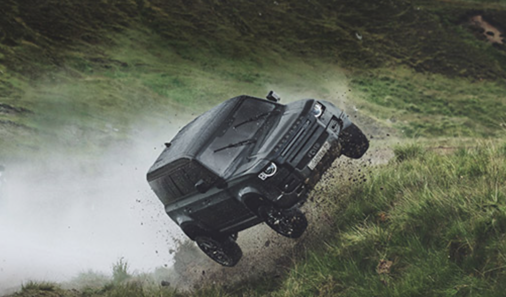 Bieden op stuntauto's 007 voor het Rode Kruis