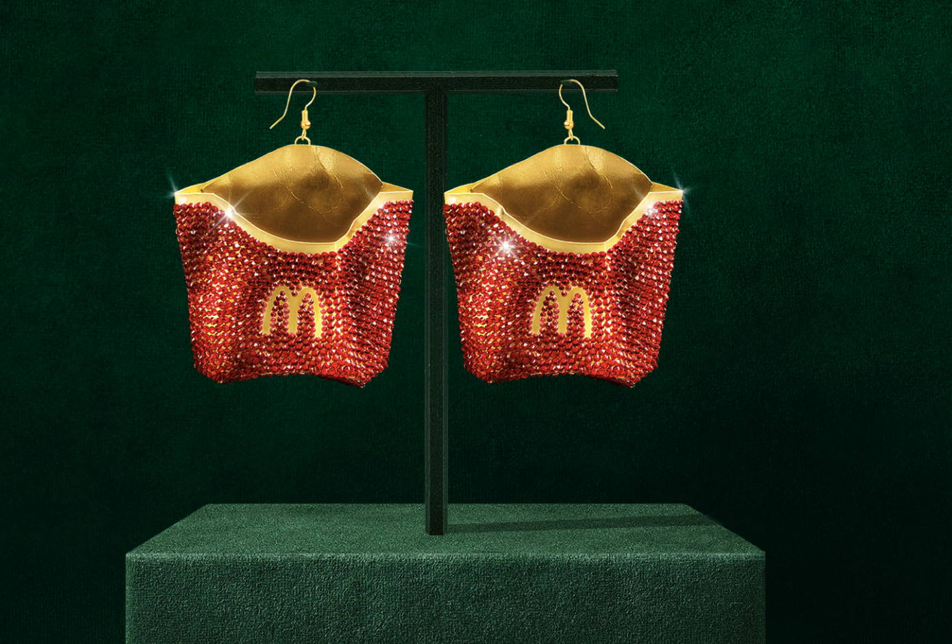 McDonald’s lanceert collectie met gouden sieraden van echt zwerfafval