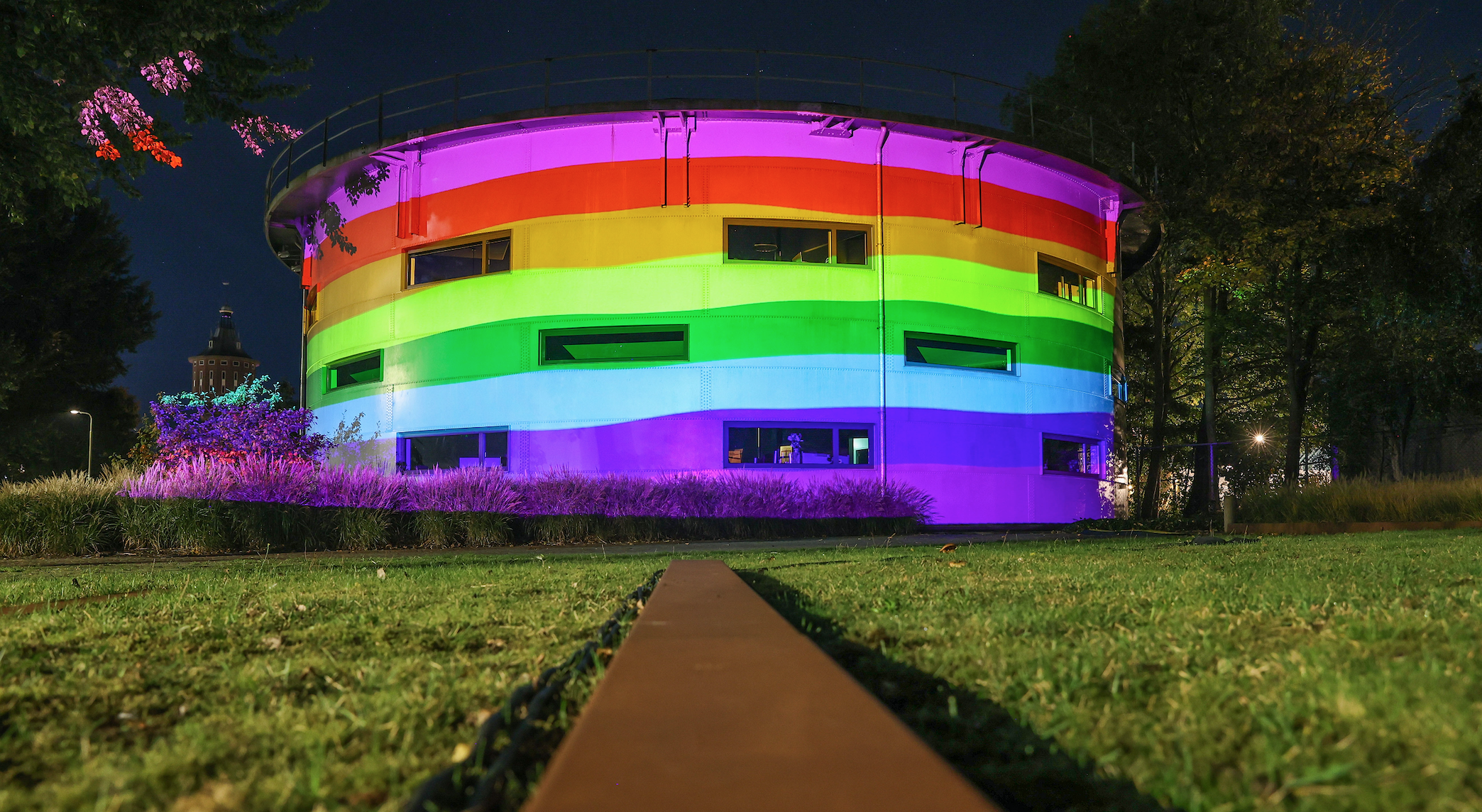Hoofdkantoor Snakeware verlicht in regenboogkleuren