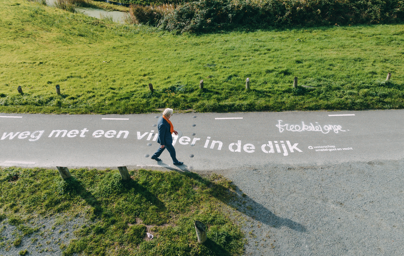 Waterschap Amstel, Gooi en Vecht onthult ‘dijkgedicht’ door Freek de Jonge