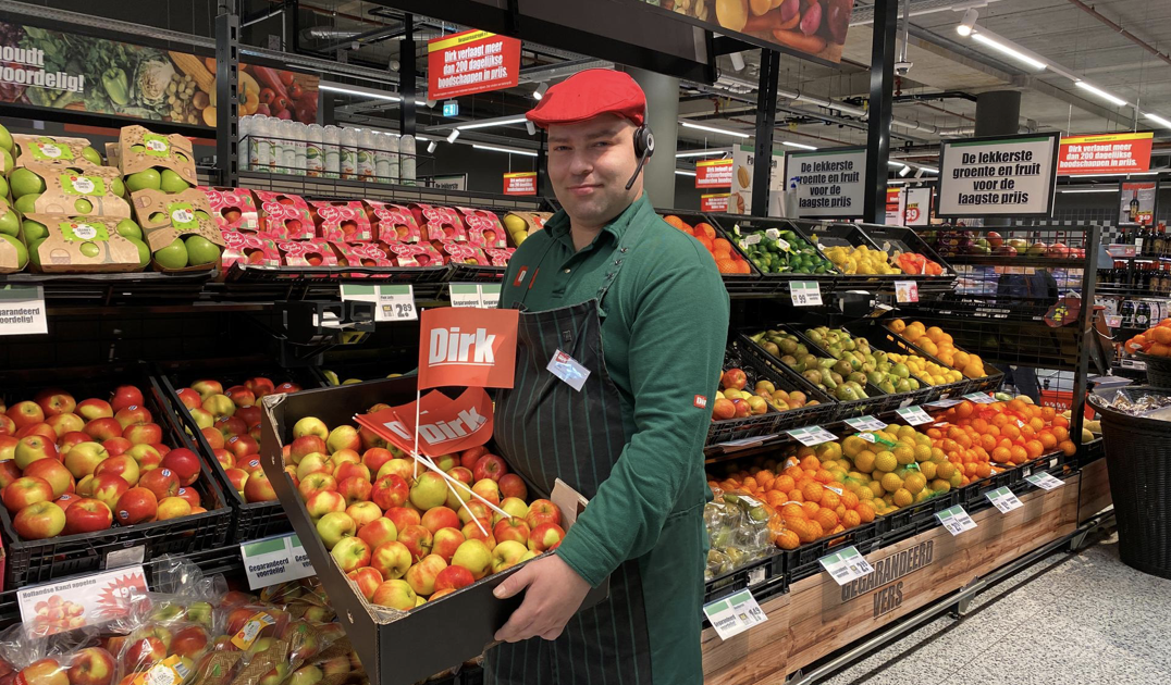Dirk van den Broek deelt appels uit bij basisscholen