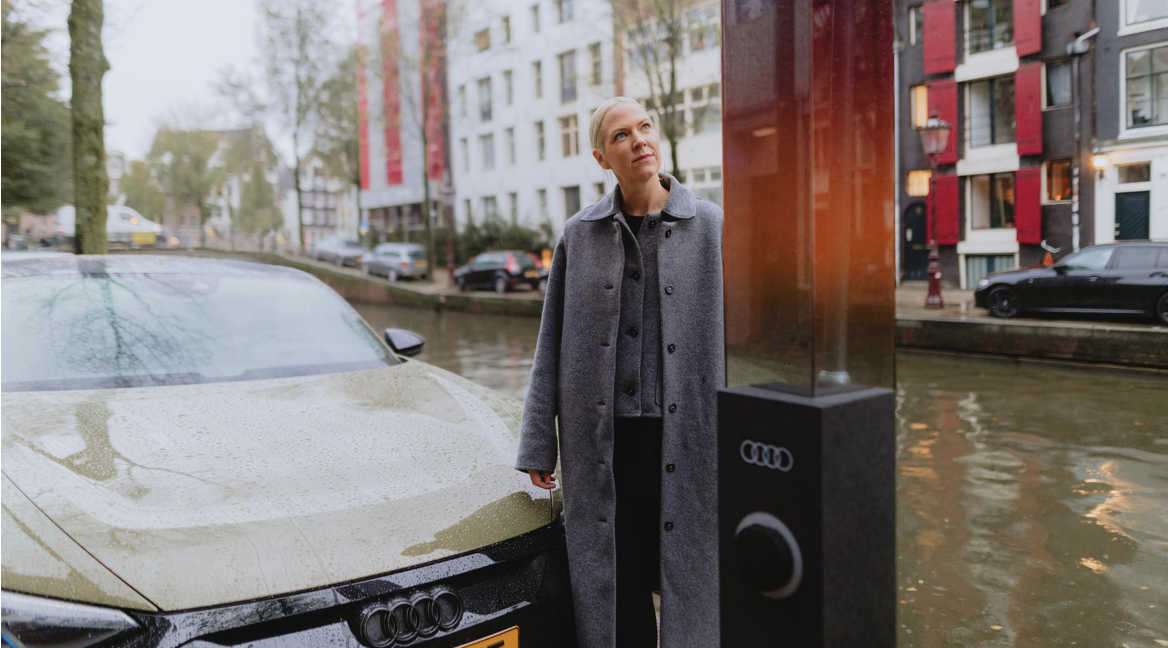 Audi ontwikkelt Amsterdamse laadpaal in samenwerking met designer Sabine Marcelis en Revolt