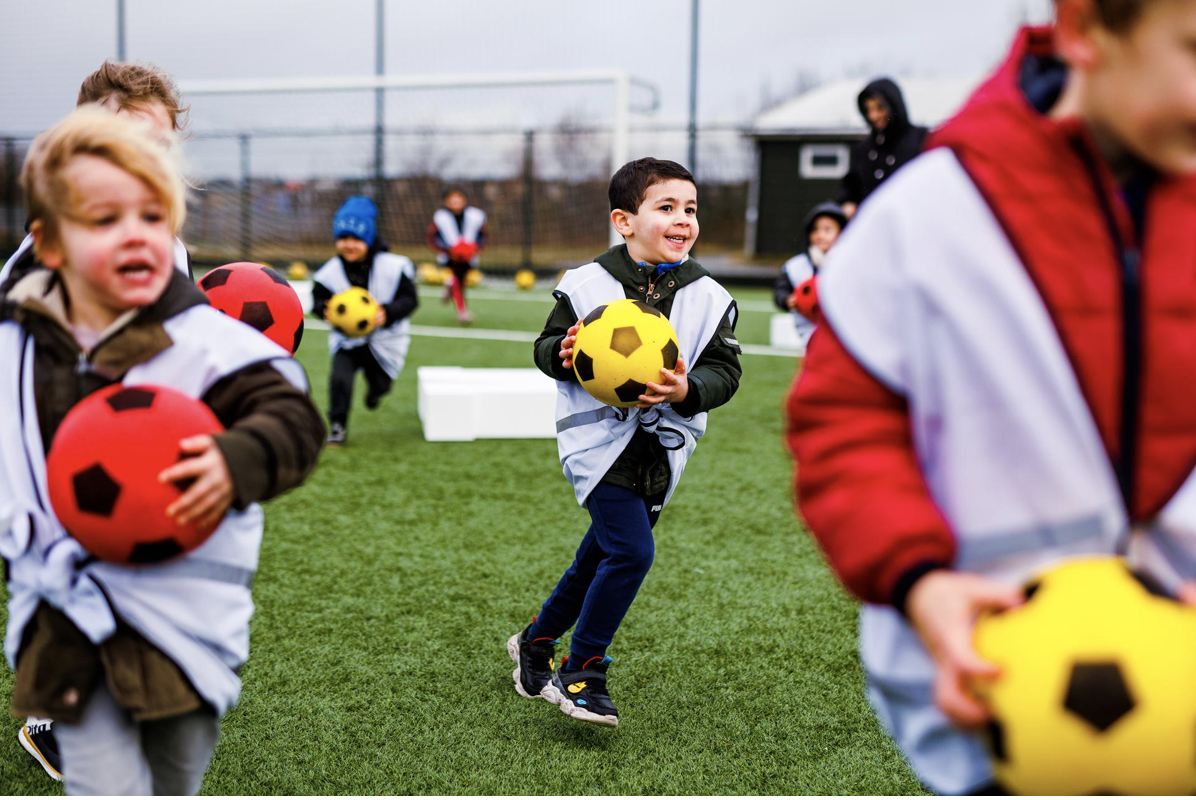 Kinderen voetballen en rappen voor meer leesplezier