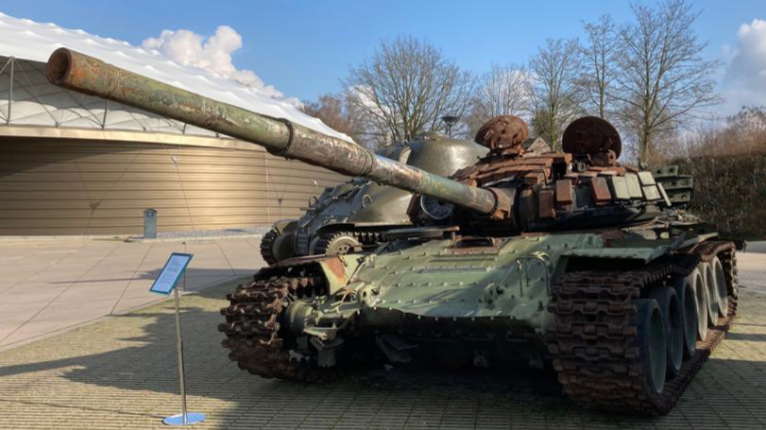 Beschadigde Russische tank op Leidseplein voor Forum on European Culture 