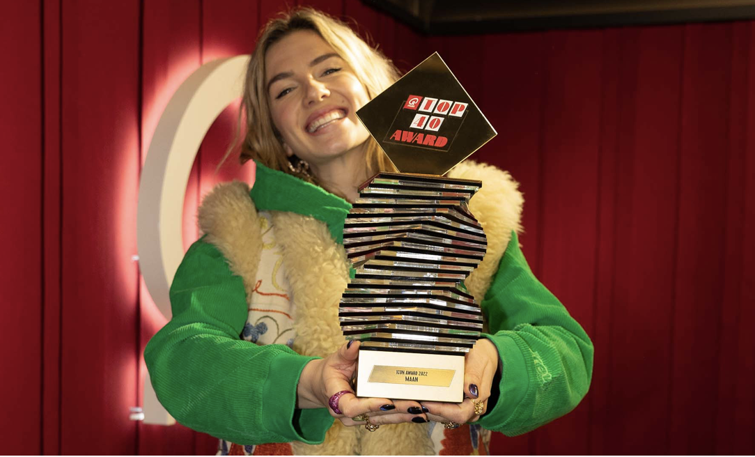 Maan wint Qmusic Top 40 Icon Award tijdens 3.000e uitzending Top 40