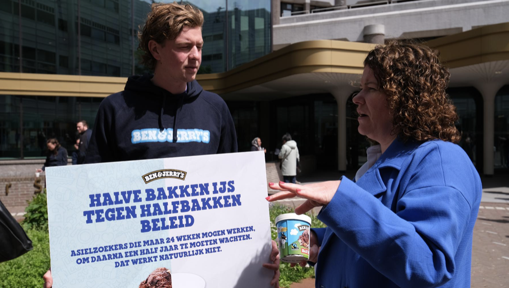 Ben & Jerry's deelt halve bakken ijs uit tegen beleid in politiek Den Haag 
