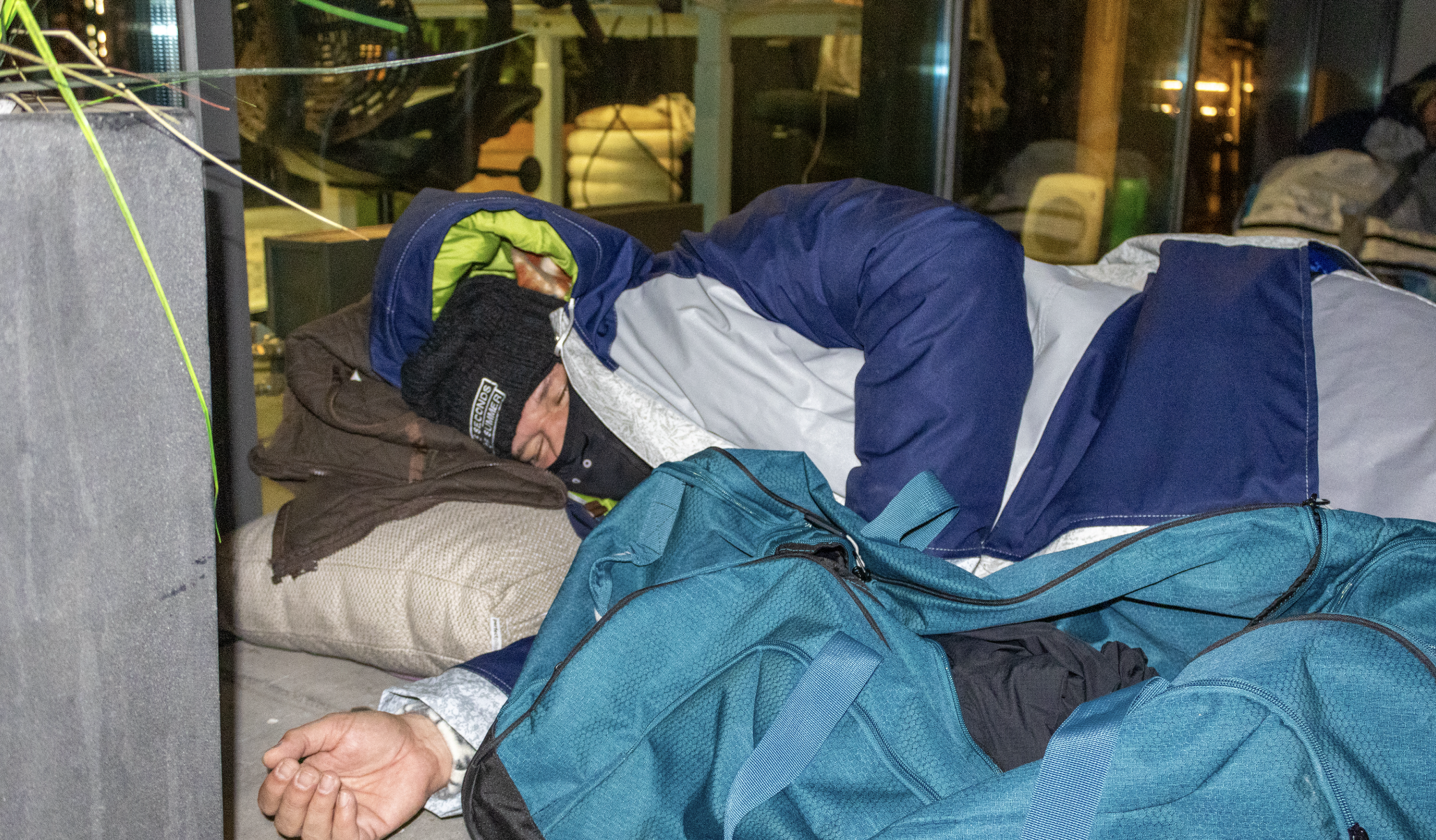 Dentsu en OOH-partners helpen met Sheltersuit Sleep Out daklozen aan een Sheltersuit