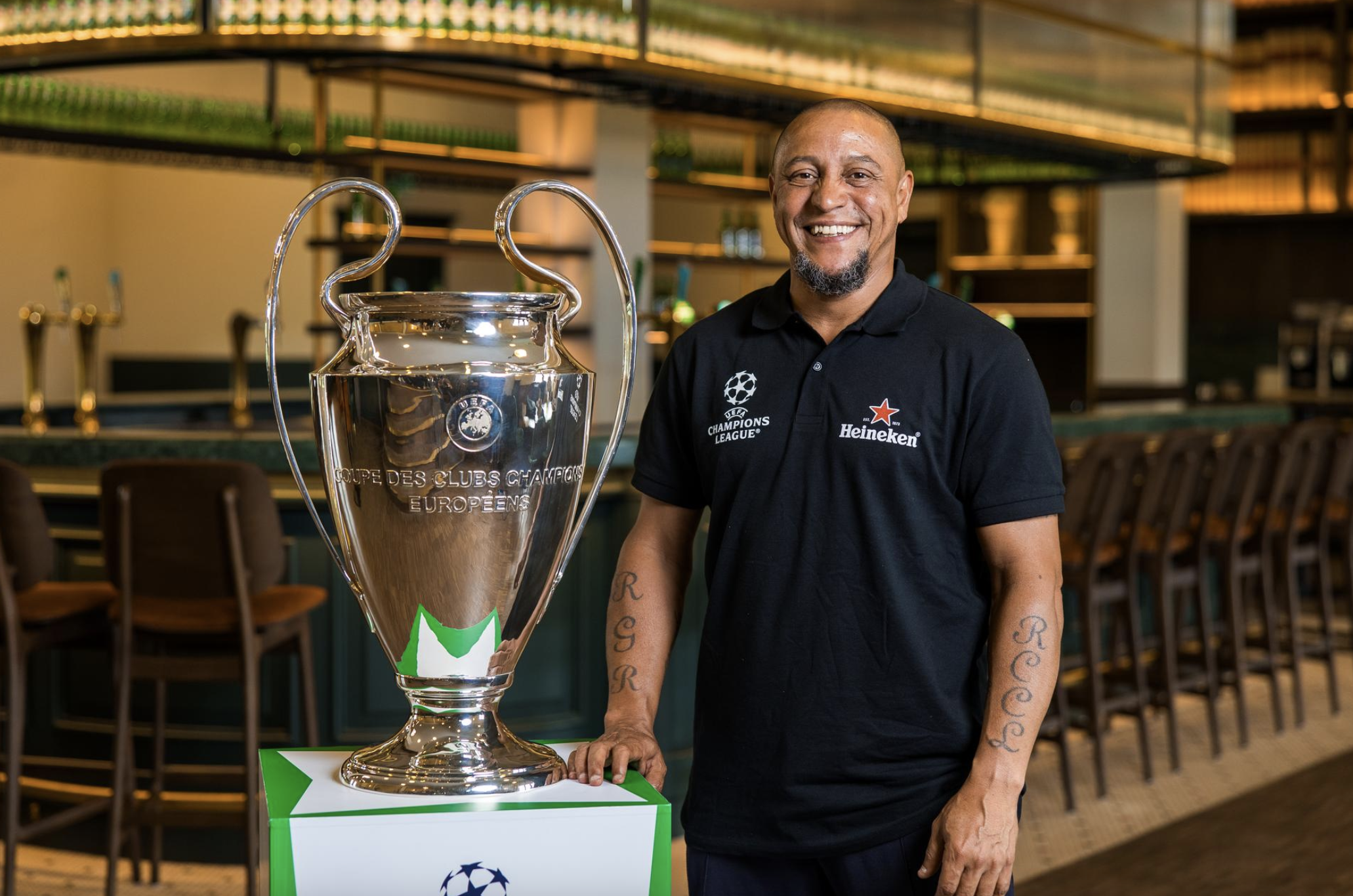 Voetballegende Roberto Carlos brengt Champions League-bokaal naar Amsterdam