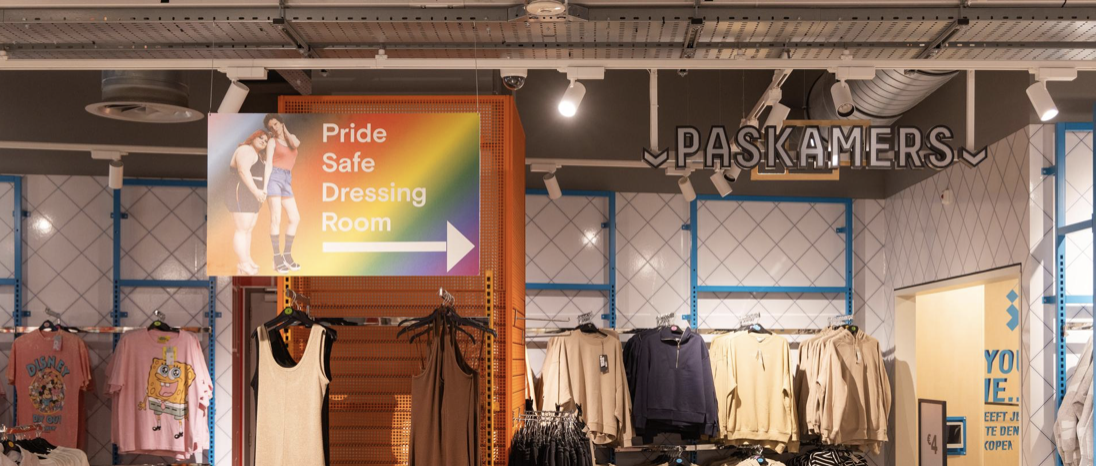 Primark werkt samen met Pride Amsterdam en stelt veilige paskamers beschikbaar 