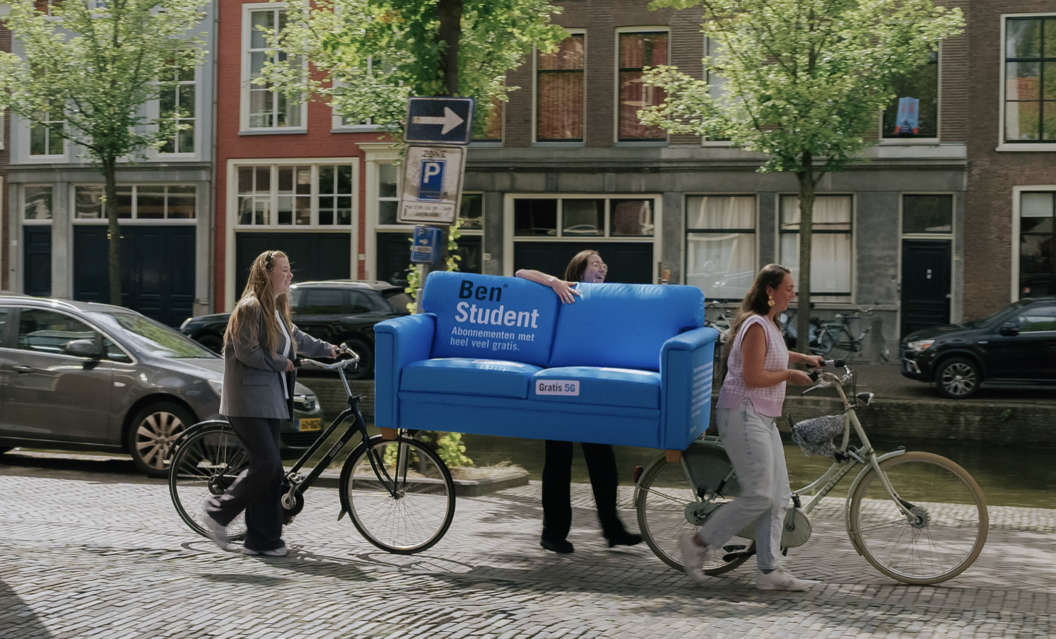 Ben verrast studenten met gratis meubels in de stad