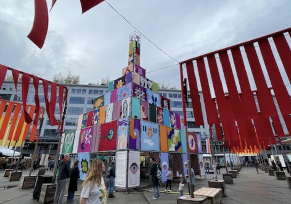 Ontwerpers en vluchtelingen bouwen samen Tempel voor Vrede 