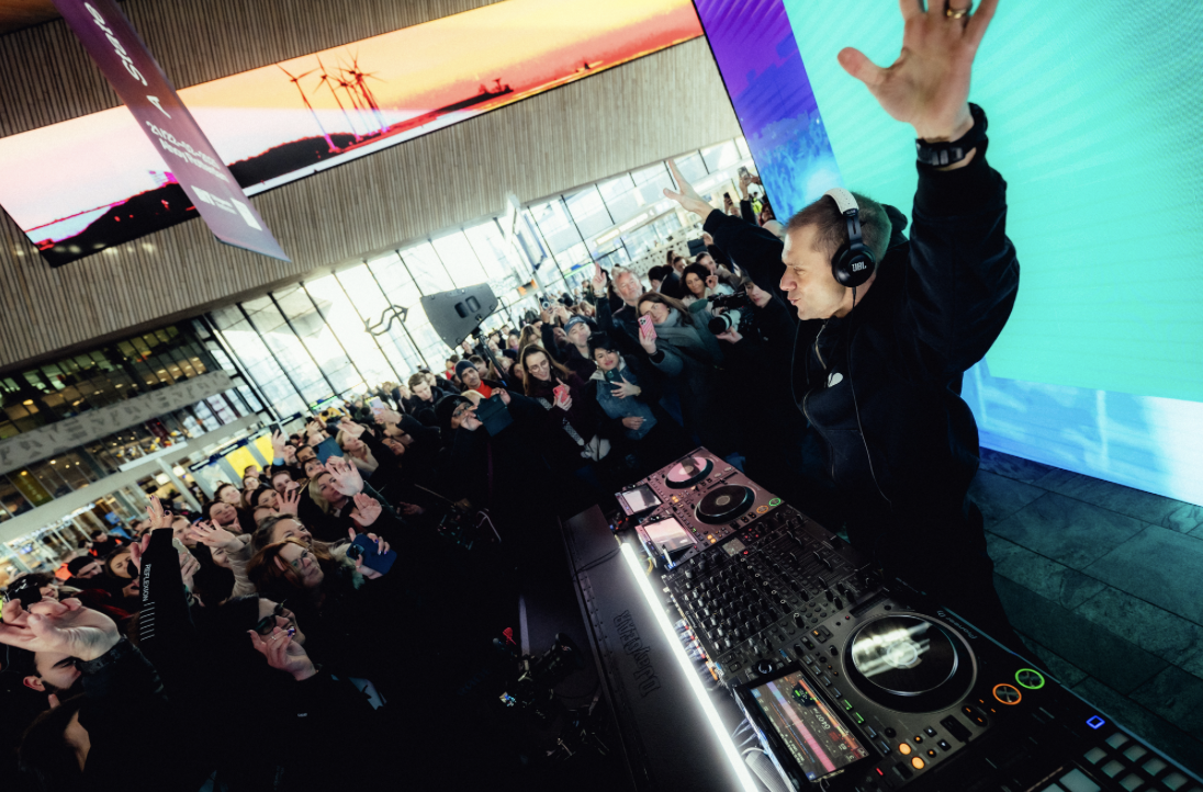 Armin van Buuren geeft verrassingsoptreden op Rotterdam Centraal