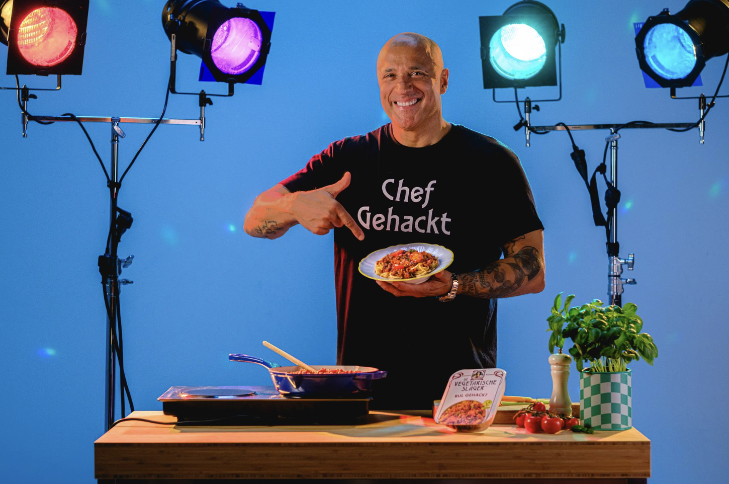Niet rullen, maar hacken: DJ Paul Elstak werkt samen met De Vegetarische Slager