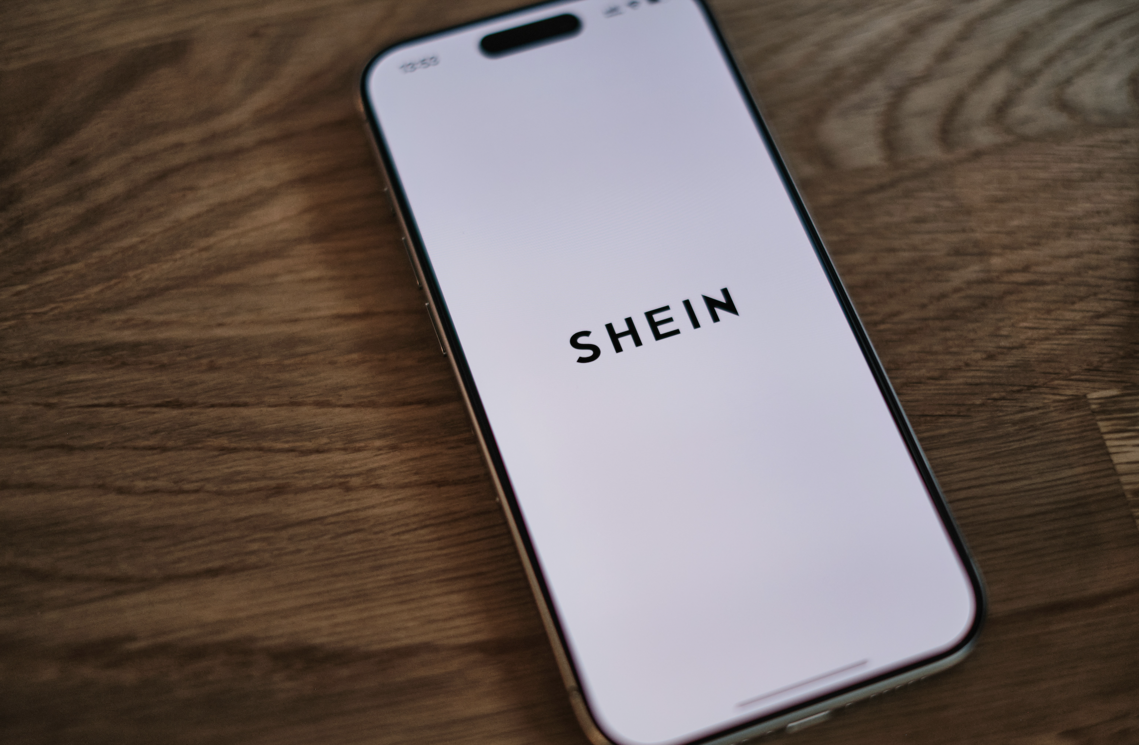 Shein overtreedt regels met misleidende kortingen en druk via aftelklokken