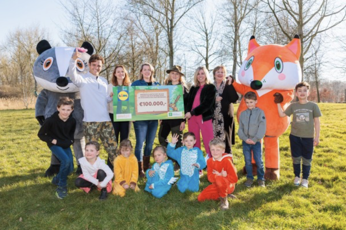 Lidl overhandigt cheque van €100.000,- aan Stichting Buitenfonds voor speelbossen