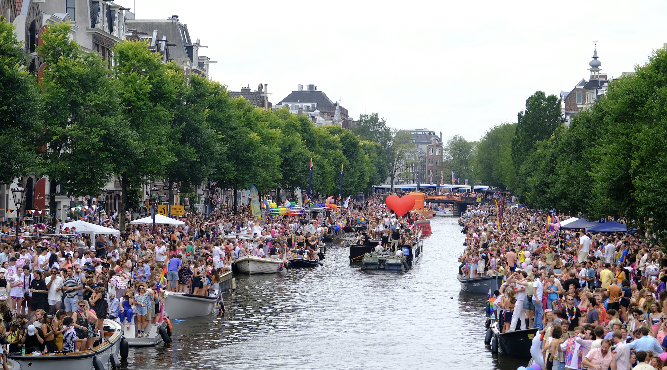Amazon en Facebook nemen afstand van Amsterdam Pride
