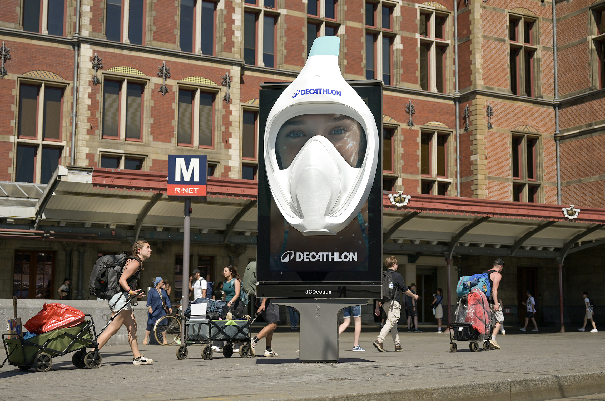Decathlon viert jubileum van bekende innovaties met zomerse blikvangers op straat