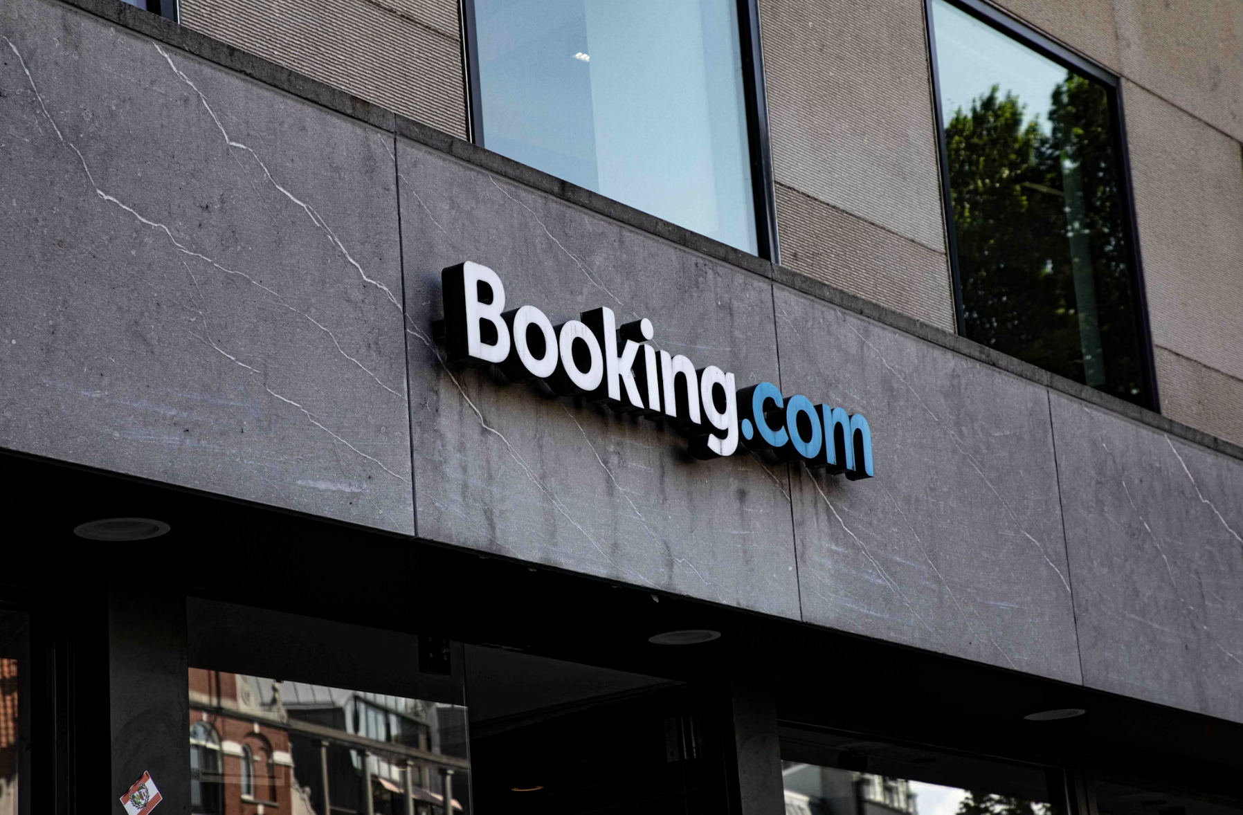 Booking.com schrapt honderden banen in Nederland en daarbuiten