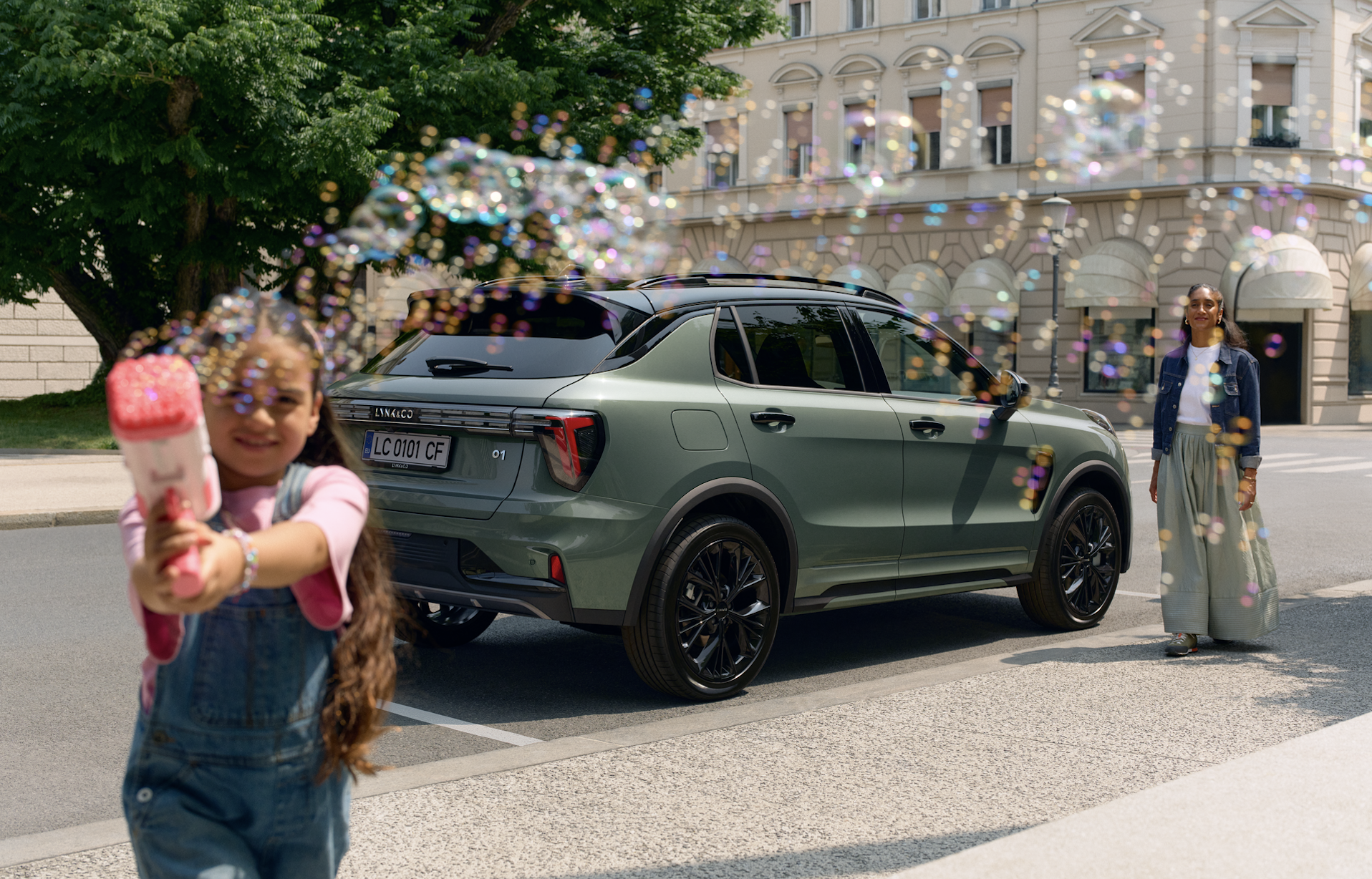 Lynk & Co viert vernieuwde 01 met campagne ‘Wonder. Full.’ 