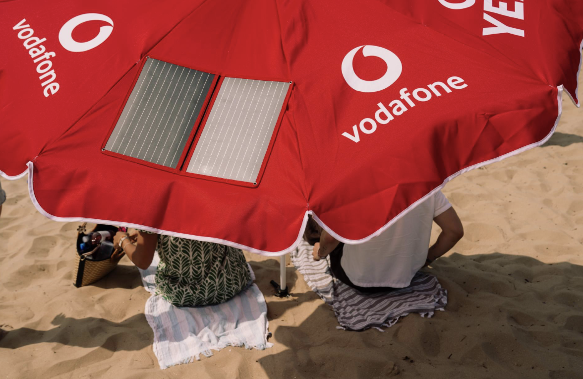 Parascroll van Vodafone laadt telefoons op bij hoge temperaturen