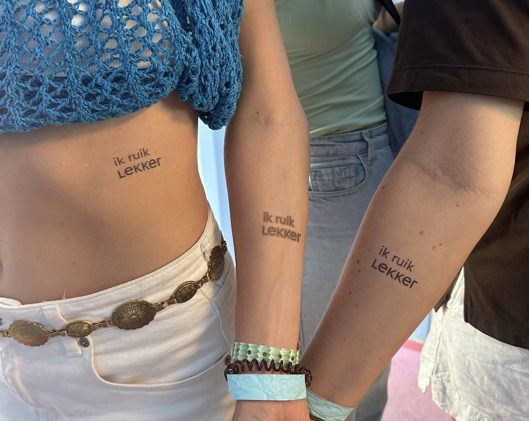 Honderden 'ik ruik lekker'-tattoos de lucht in op Lowlands