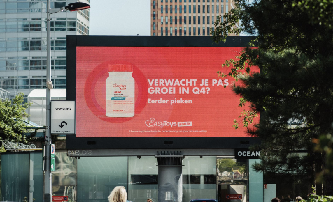 Easytoys lanceert ondeugende OOH-campagne voor nieuwe supplementenlijn