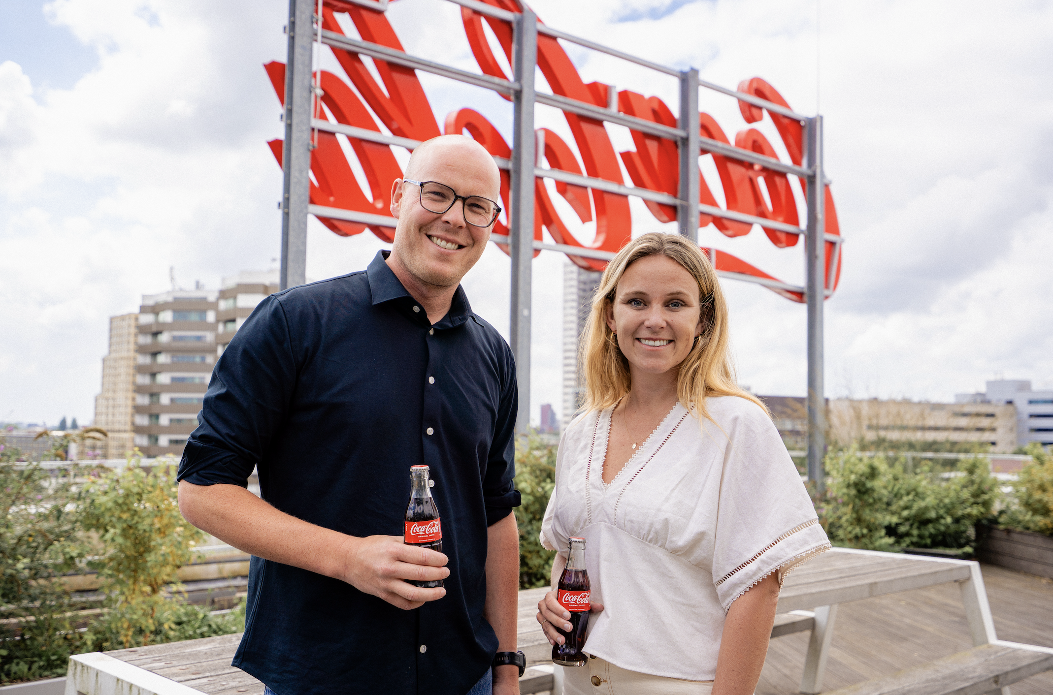 Kameraden Coca-Cola en Finally lopen al twintig jaar hand in hand
