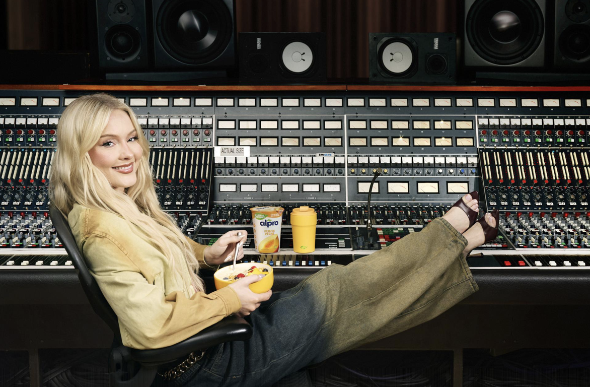 Zara Larsson schittert in nieuwe campagne Alpro