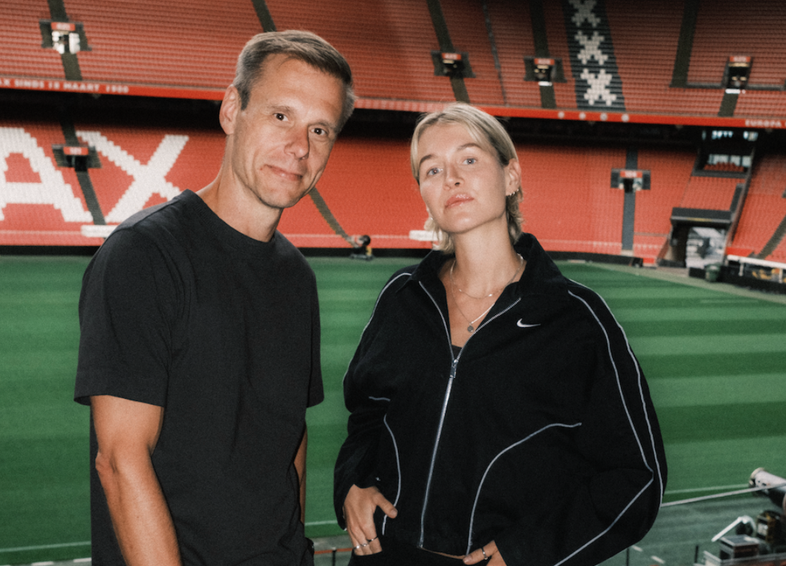 Armin van Buuren en KI/KI draaien samen tijdens AMF in Johan Cruijf ArenA