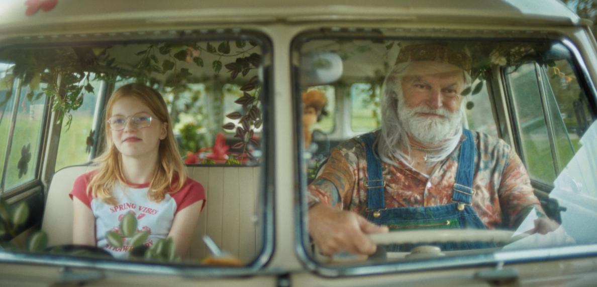 Hoofdrol voor hippie-opa en wijze kleindochter in campagne The Flower Farm