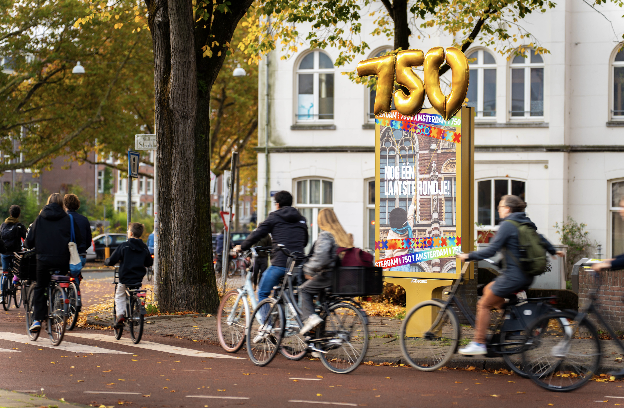 Amsterdam versierd met gouden ballonnen en slingers 