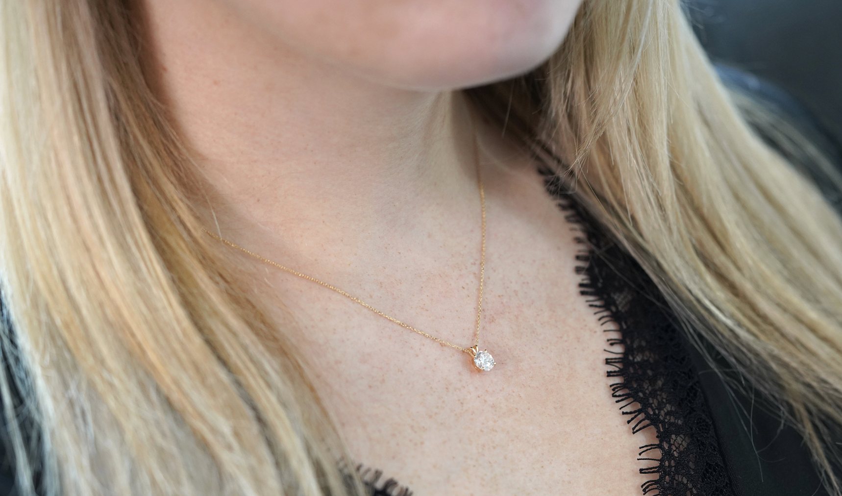 Kruidvast doet het nog eens dunnetjes over: gouden sieraden mèt diamant 