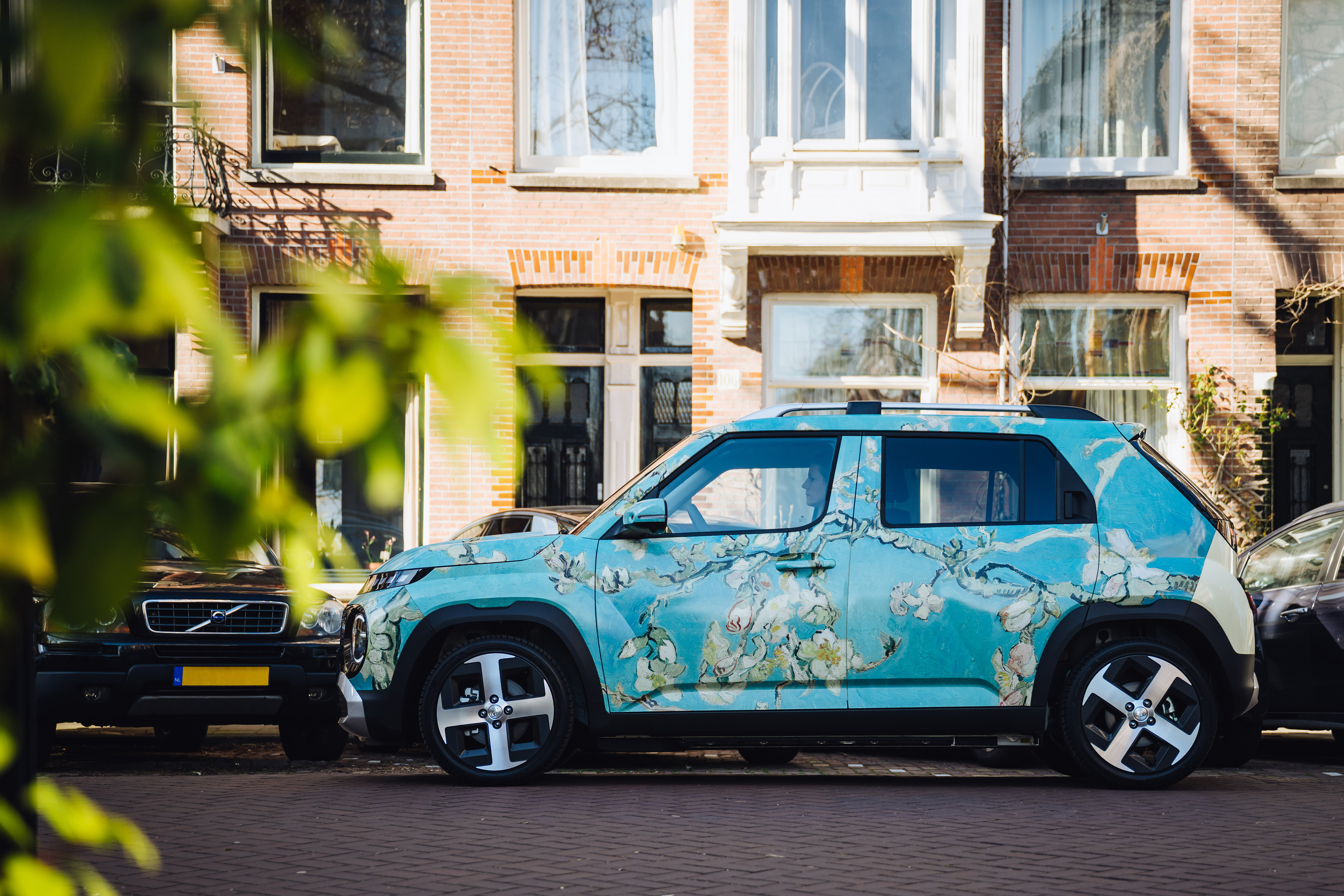 Hyundai en Van Gogh Museum vieren tien jaar partnership met kunstauto