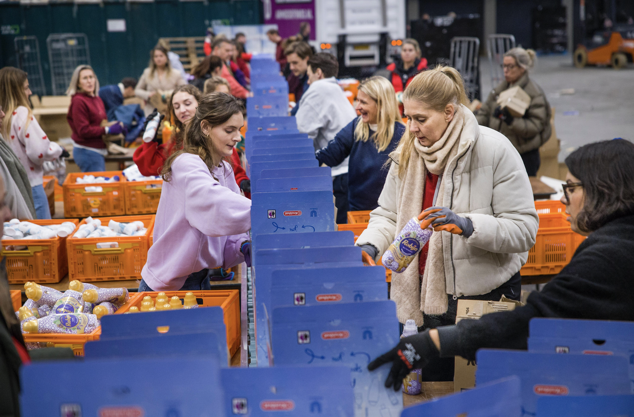 Unilever en Kruidvat doneren 5.000 pakketten aan Armoedefonds