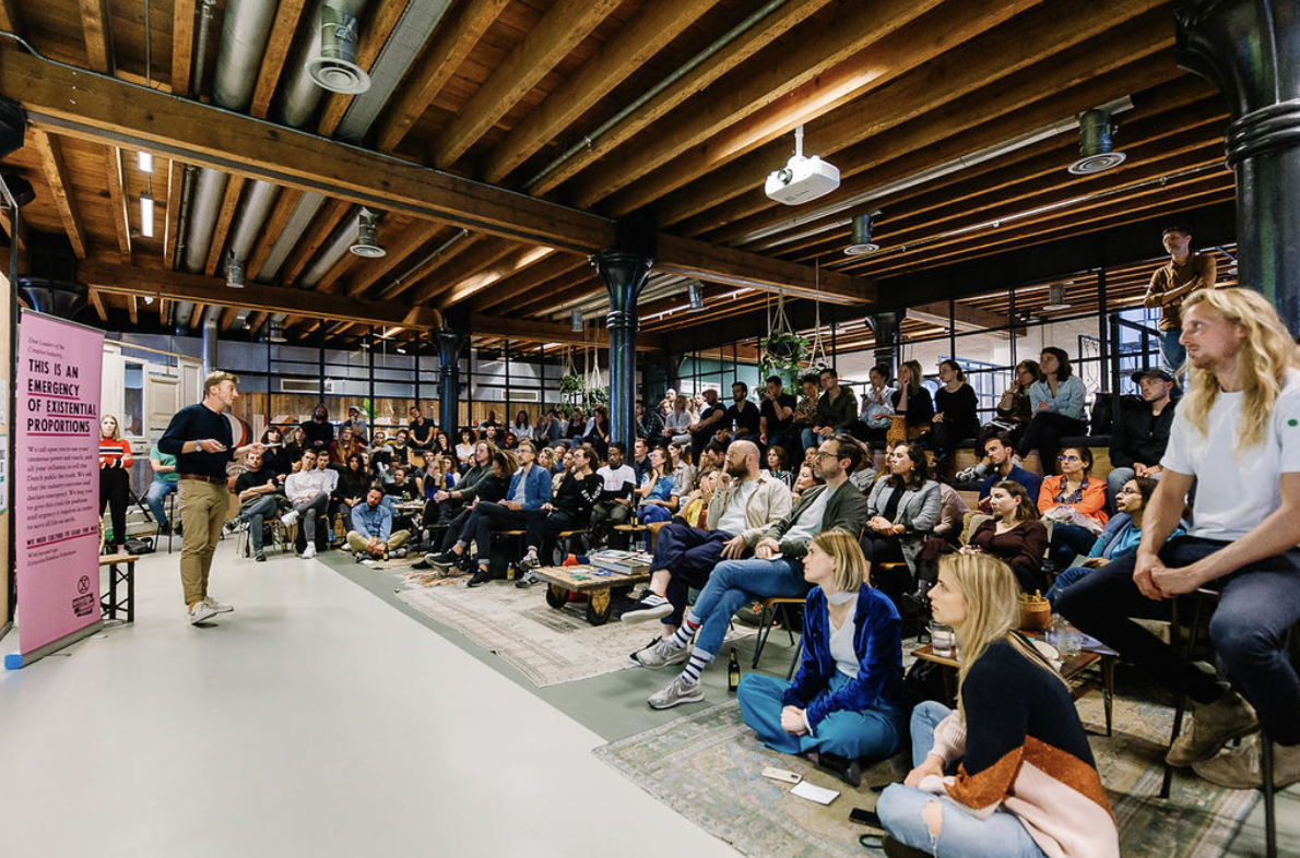 Amsterdamse bureaus spreken steun uit tegen fossiele reclame