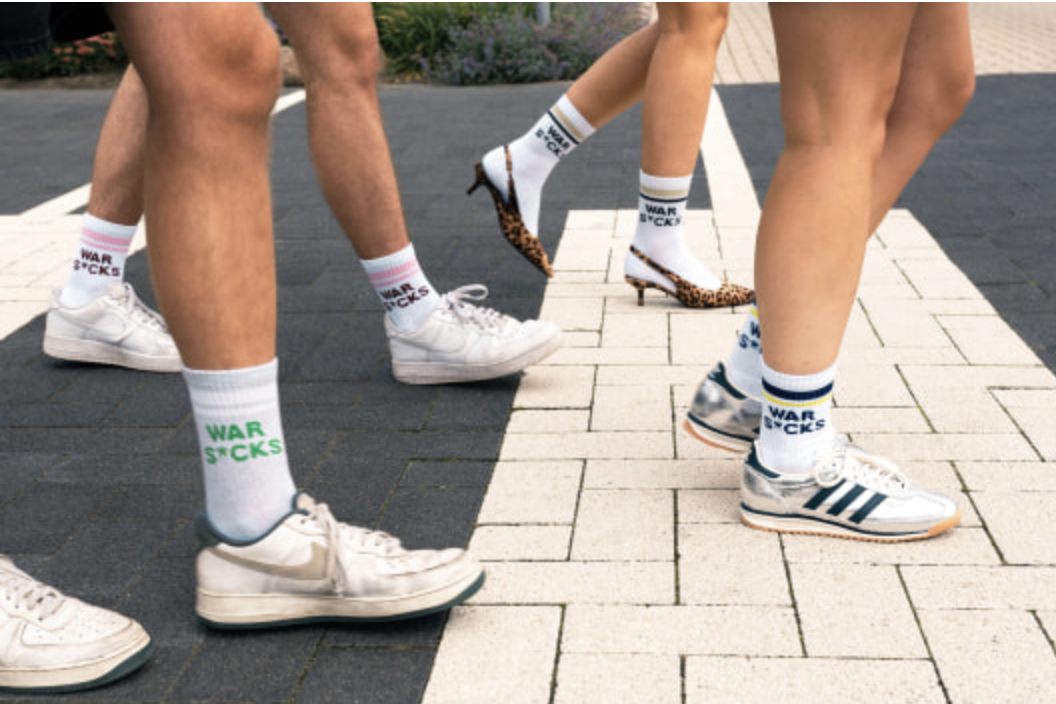 Topsporters Vivianne Miedema en Merel Conijn blijken heldinnen op sokken