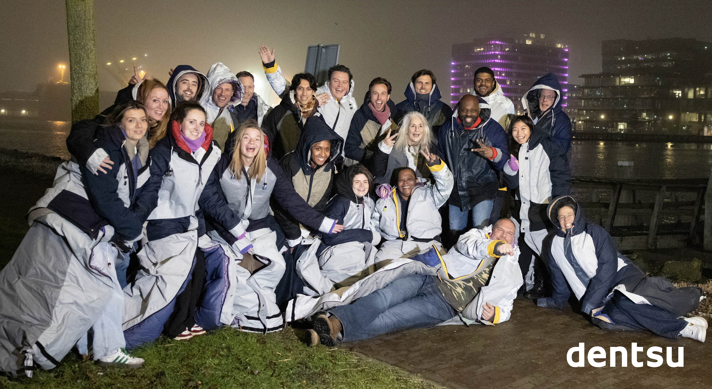 Dentsu overnacht in buitenlucht voor Sheltersuit