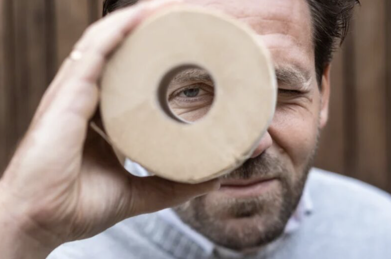 The Good Roll schoont vies imago bruin toiletpapier op