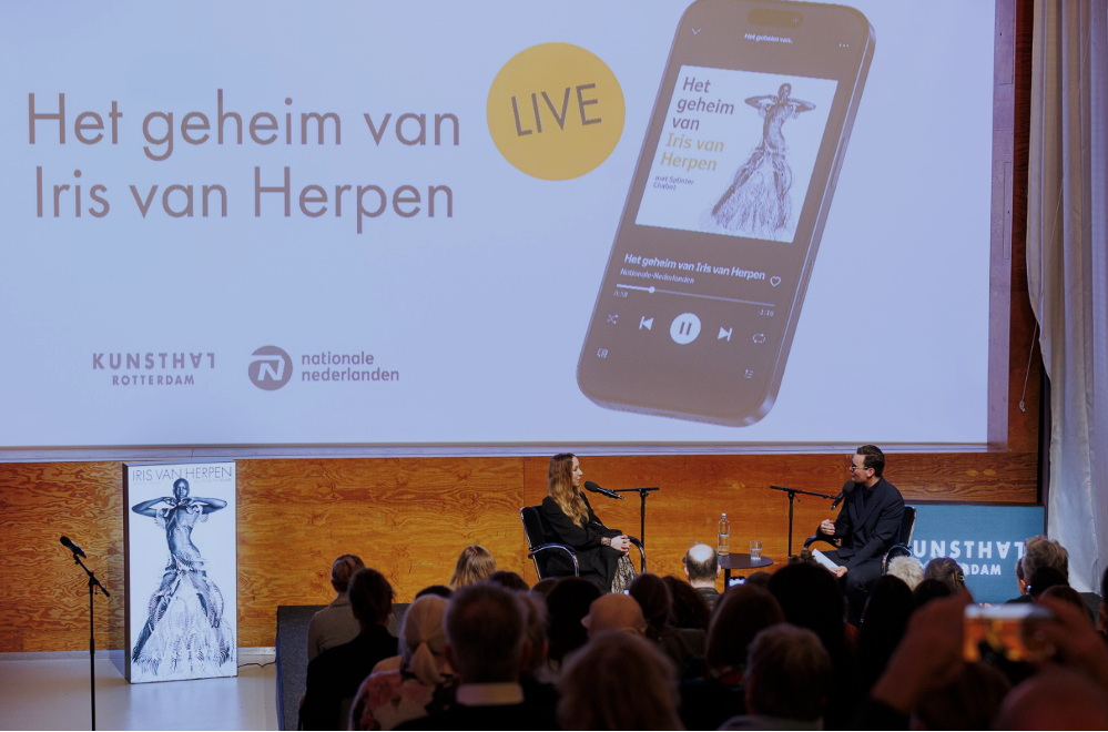 Uitverkochte Kunsthal voor live-podcast met Iris van Herpen