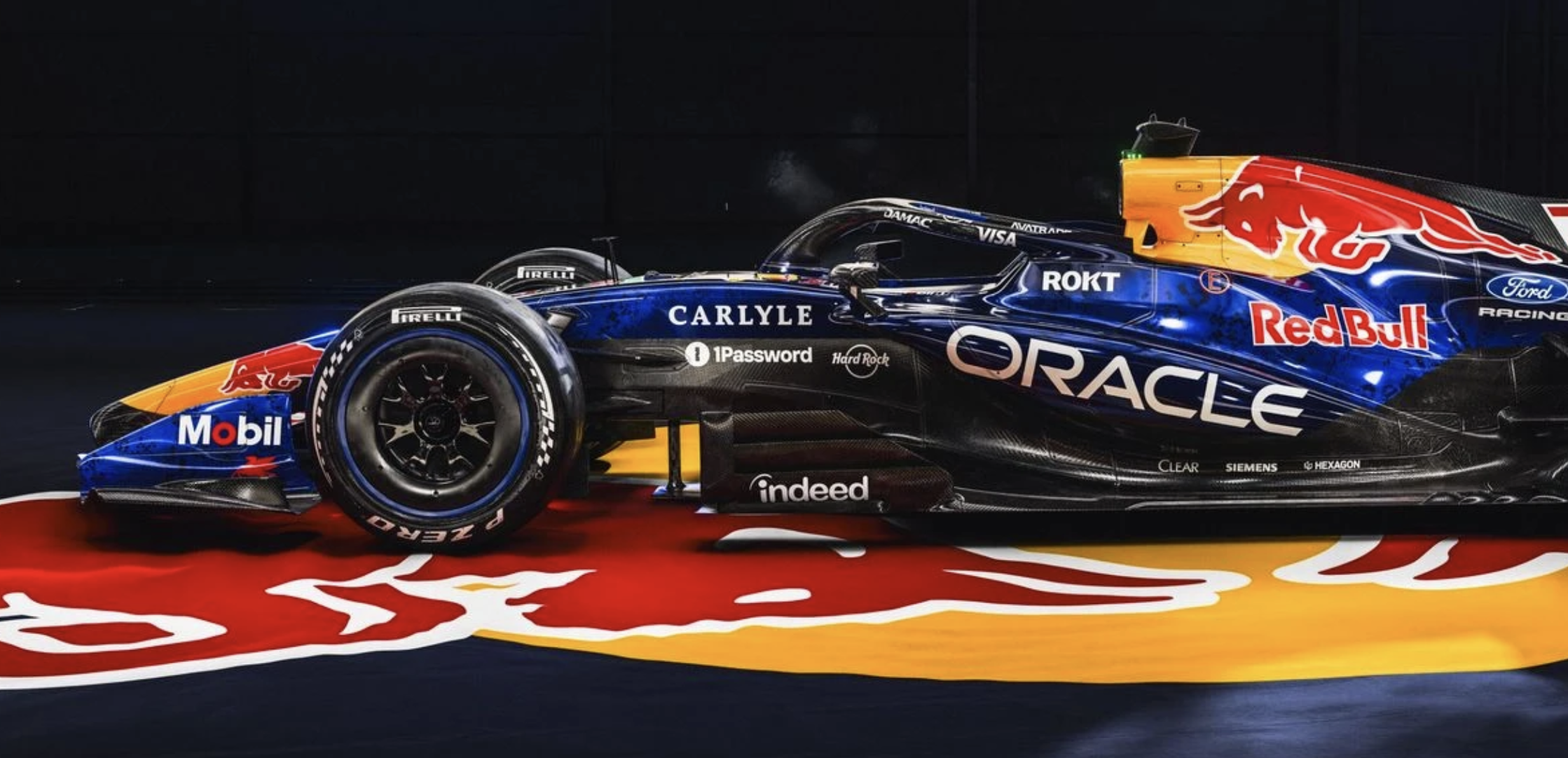 Indeed op auto en kleding Red Bull Racing 