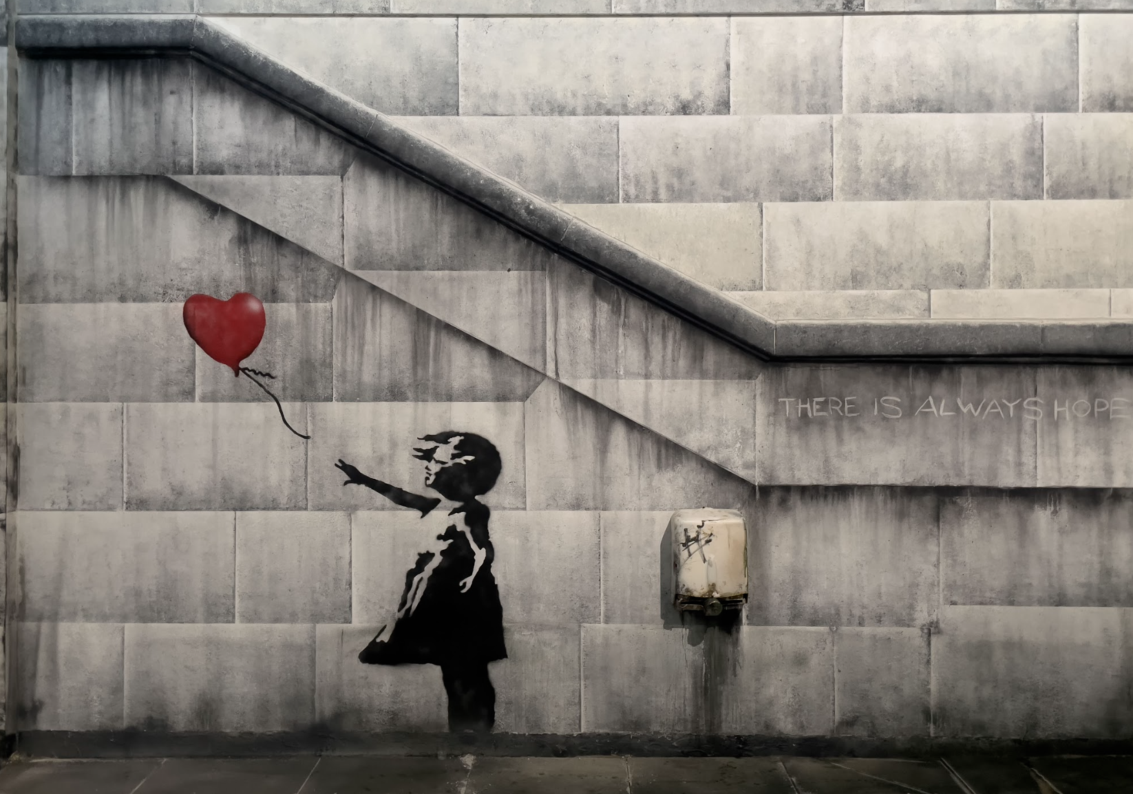 Nieuw Banksy Museum in Amsterdam is een ode aan de iconische straatkunstenaar