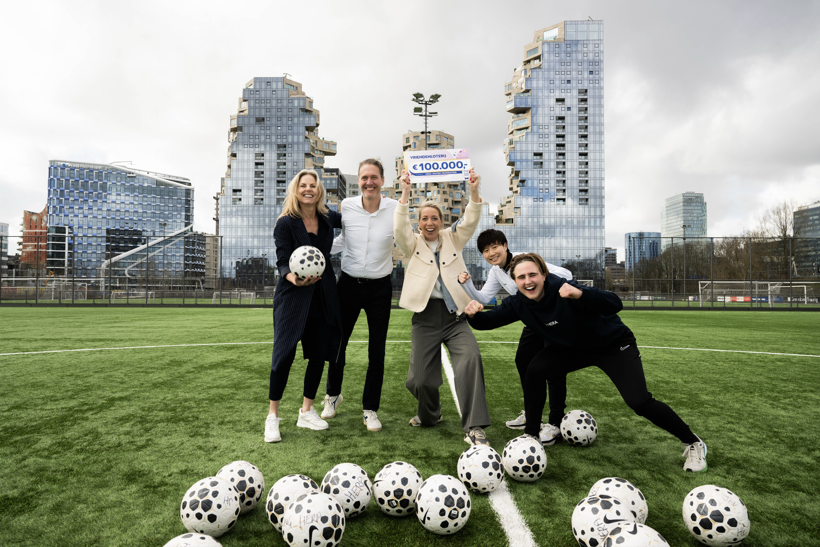 HERA Foundation ontvangt €100.000 voor meidenvoetbalprogramma