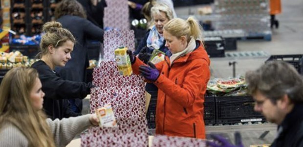 Unilever pakt samen met partners 45.000 pakketten in voor de voedselbank