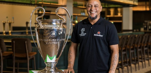 Voetballegende Roberto Carlos brengt Champions League-bokaal naar Amsterdam