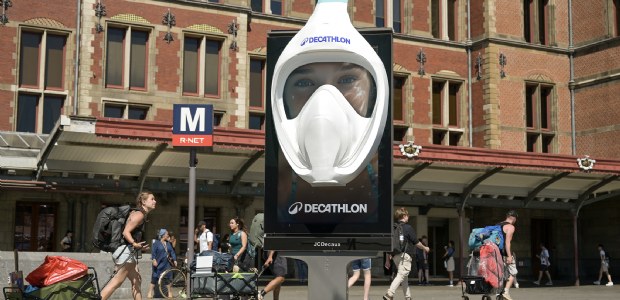 Decathlon viert jubileum van bekende innovaties met zomerse blikvangers op straat