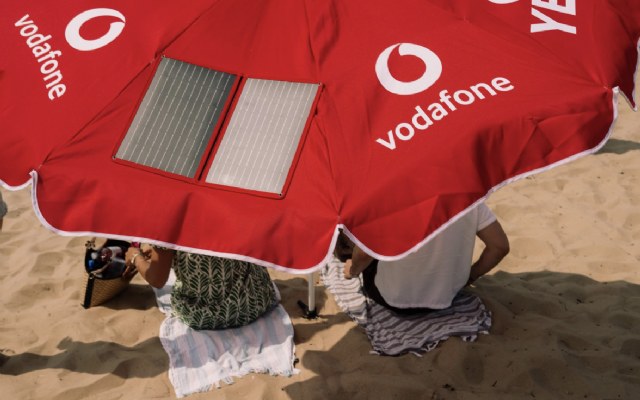 Parascroll van Vodafone laadt telefoons op bij hoge temperaturen