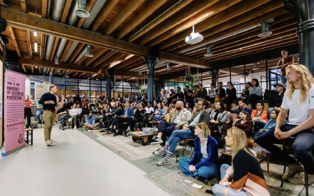 Amsterdamse bureaus spreken steun uit tegen fossiele reclame