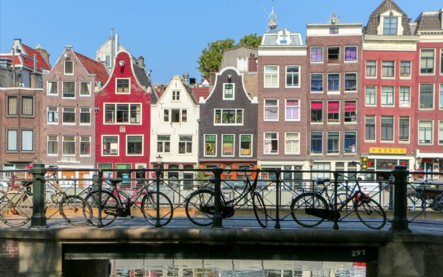 Amsterdam herovert koppositie en stoot Maastricht van de troon