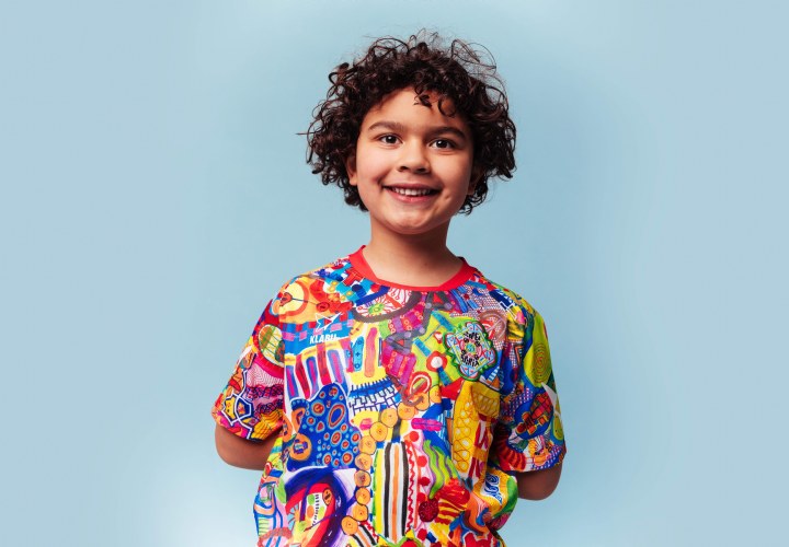 10-jarige ontwerpt KLABU-shirt voor gevluchte jongeren in Ter Apel